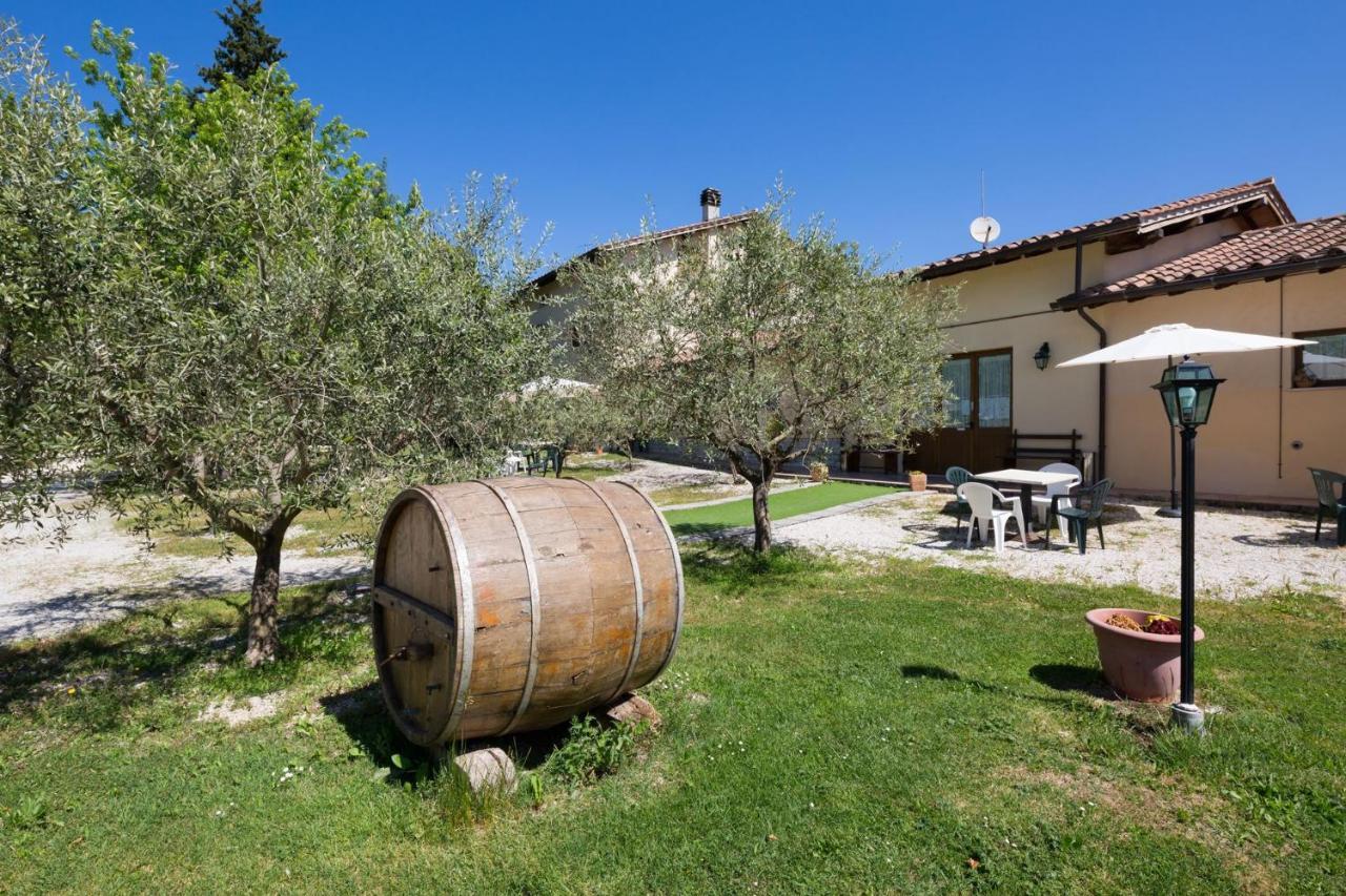 Agriturismo Casella Del Piano Губио Екстериор снимка