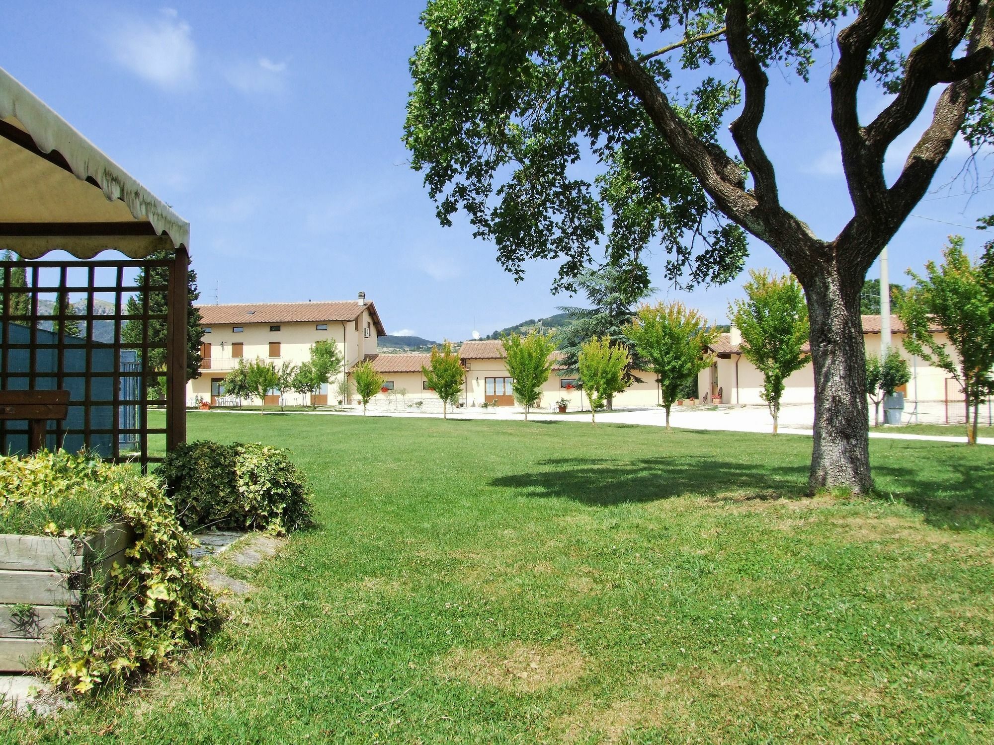 Agriturismo Casella Del Piano Губио Екстериор снимка